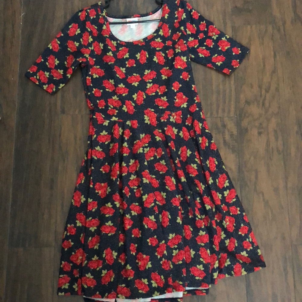 NWOT Rose patterned Nicole